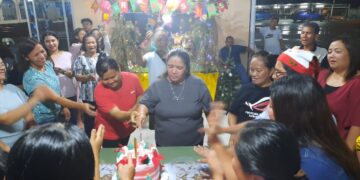 KAUM  wanita Kampung Paon Sungai Rimu mengetuai upacara pemotongan kek bagi Sambutan Krismas.