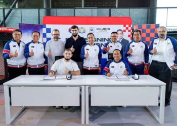 KHABIB Nurmagomedov (duduk, kiri) bersetuju membuka gimnasium lathan di Johor.