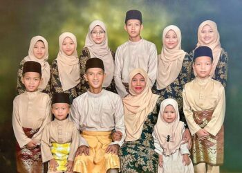 khazalina Khalid dan Azman Abd. Wahab bersama 10 permata hati mereka yang berusia enam hingga 
25 tahun.