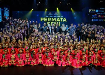 FADHLINA Sidek (tengah) bergambar bersama para pelajar selepas Pementasan Teater Muzikal PERMATA Seni 2024 di Auditorium Perdana, Kuala Lumpur. - UTUSAN/FARIZ RUSADIO