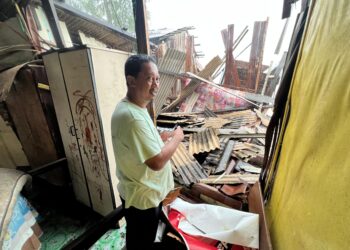 CHIK Amat Ismail menunjukkan keadaan bilik tidur rumahnya yang ranap dihempas ombak besar di Pantai Bisikan Bayu Semerak, Pasir Puteh, Kelantan. - UTUSAN/TOREK SULONG