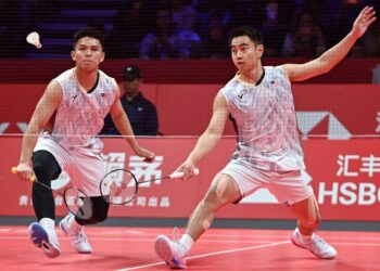 Goh Sze Fei-Nur Izzuddin Rumsani ketika beraksi di pentas final Jelajah Dunia Akhir 2024 di Hangzhou, China pada Ahad lalu.- AFP