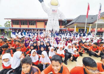 SEBAHAGIAN murid menerima sijil tamat Perintisan Gendang Pahang di Maran baru-baru ini.