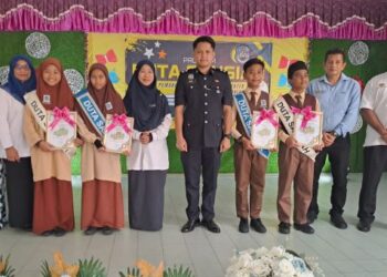 BARISAN guru besar, penolong kanan, pegawai perhubungan sekolah, YDP PIBG bergambar bersama duta sahsiah sekolah.