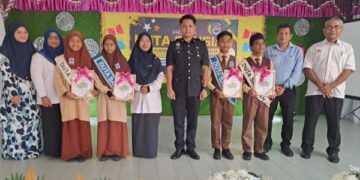 BARISAN guru besar, penolong kanan, pegawai perhubungan sekolah, YDP PIBG bergambar bersama duta sahsiah sekolah.