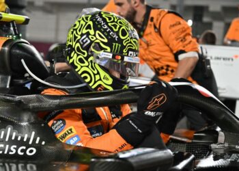 LANDO NORRIS dikenakan penalti stop-go selama 10 saat berikutan mengabaikan bendera kuning apabila cermin sayap milik Alex Albon dari William jatuh dalam perlumbaan Grand Prix Qatar di Lusail, minggu lalu. - AFP