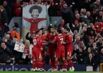 Penyerang Liverpool, Cody Gakpo (tengah) meraikan jaringan gol bersama rakan sepasukan dalam aksi Liga Perdana Inggeris menentang Manchester City di Anfield, pagi ini. - AFP