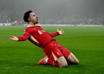 TONGGAK tengah  Curtis Jones meraikan jaringan gol kedua Liverpool  menentang Leicester di Anfield hari ini. - AFP