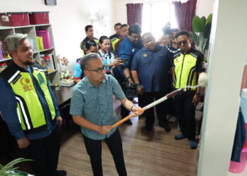 FAHMI Fadzil mengecat rumah pada program Jelajah Peduli Ummah di IWK Eco Park, Pantai Dalam, Kuala Lumpur.