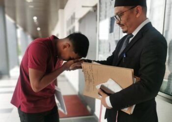 MOHAMAD Syukri Ahmad Zani (kiri) bersalaman dengan Shaharuddin Mohamad selepas dilepas dan dibebaskan daripada pertuduhan merogol seorang remaja perempuan di Mahkamah Sesyen Kota Bharu, Kelantan, hari ini. - UTUSAN/ ROSALWANI CHE SOH