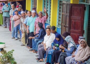 IBU bapa wajar mendapat perlindungan sewajarnya pada usia emas. – GAMBAR HIASAN