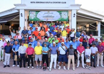 PESERTA kejohanan grand final MFGA bergambar sebelum melakukan tee off di Kelab Golf Seriemas, Nilai, Negeri Sembilan, baru-baru ini.