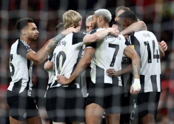 Pemain-pemain Newcastle United meraikan kemenangan menewaskan Manchester United 2-0 di Old Trafford. - AFP