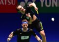 Bekas pemain beregu utama Denmark, Mathias Boe (belakang) dan Carsten Mogensen beraksi dalam Kejohanan Terbuka Jepun pada 2018. - AFP