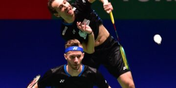 Bekas pemain beregu utama Denmark, Mathias Boe (belakang) dan Carsten Mogensen beraksi dalam Kejohanan Terbuka Jepun pada 2018. - AFP