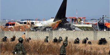 Anggota tentera Korea Selatan mencari mayat mangsa berhampiran bangkai pesawat Boeing 737-800 Jeju Air yang  tergelincir dan meletup selepas merempuh tembok penghadang ketika mendarat di Lapangan Terbang Antarabangsa Muan, semalam. – AFP