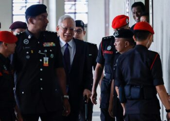 NAJIB Tun Razak hadir ke Mahkamah Tinggi Kuala Lumpur pada proses bela diri berkaitan kes 1MDB.-UTUSAN/SHIDDIEQIIN ZON