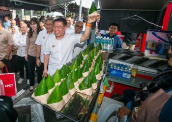 NGA Kor Ming melawat gerai jualan MyKiosk Meru Raya pada Program Sentuhan Kejayaan KPKT 2024 di Meru Raya, Ipoh hari ini. - UTUSAN/MUHAMAD NAZREEN SYAH MUSTHAFA