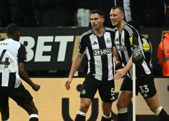 Pemain Newcastle, Fabian Schar (tengah) meraikan jaringan gol bersama rakan sepasukan dalam perlawanan Liga Perdana Inggeris menentang Liverpool di St James' Park, pagi ini. - AFP