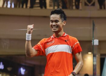 Ng Eain Yow yang diletakkan sebagai perseorangan pertama bangkit untuk menang ke atas pemain No. 20 dunia, Greg Lobban 8-11, 9-11, 11-8, 11-5, 11-5 selepas tewas dalam dua set awal. - UTUSAN/SHIDDIEQIIN ZON