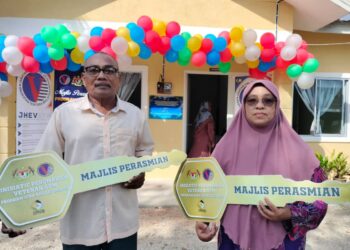 AHMAD Othman dan Rokiah Salleh menunjukkan replika kunci rumah diterima dalam Majlis Perasmian Rumah Bina Baharu Inisiatif Perumahan Veteran ATM Peringkat Negeri Johor di Kampung Parit Kadir Darat di Senggarang, Batu Pahat.