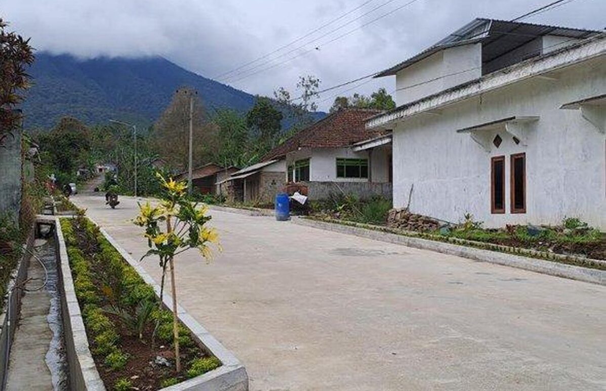 Penjual bakso bina jalan kampung guna wang sendiri