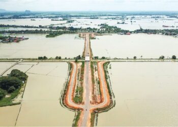 PEMANDANGAN dari atas kawasan sawah yang tenggelam umpama lautan akibat banjir di Kampung Bakong,  Arau, Perlis. – UTUSAN