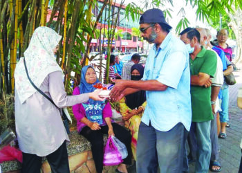 KUANTAN 13 DISEMBER 2024 - Orang ramai dari pelbagai latar belakang tidak melepaskan peluang mendapatkan sarapan percuma di Hentian Bas Pokok Buluh, Taman Kerang di sini hari ini. - UTUSAN/NORHAFIZAN ZULKIFLI