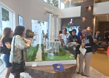 ORANG ramai melihat projek Merdeka Residensi @ J-City Kuantan yang sedang dibangunkan di Kuantan.  - MINGGUAN/SHEIKH AHMAD RAZIF