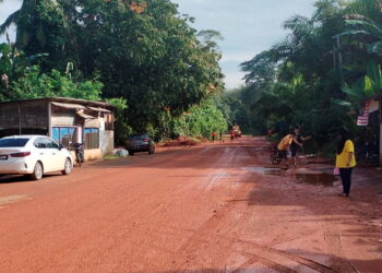 KAWASAN jalan raya dan hadapan kedai dicemari lumpur tebal akibat hakisan ketika hujan lebat di Simpang Ibul Tunggal, Pulau Tawar, Jerantut, Pahang.