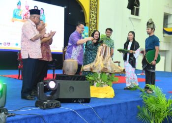 TUANKU Syed Faizuddin Putra Jamalullail merasmikan Festival Warisan Nusantara 2024 (Warisan’24) di Dewan 2020, Kangar, Perlis, baru-baru ini . – UTUSAN/IZLIZAN OTHMAN