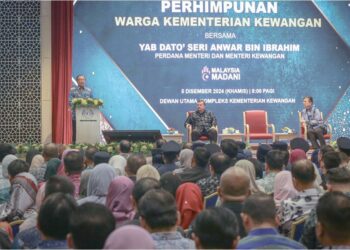 ANWAR Ibrahim ketika berucap pada perhimpunan warga Kementerian Kewangan di Putrajaya, semalam. – UTUSAN/FAIZ ALIF ZUBIR