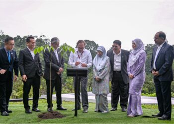 ANWAR Ibrahim menyempurnakan Majlis Penanaman Pokok ke-100 juta di bawah Kempen Penanaman 100 Juta Pokok 2021-2025 di Taman Herba Parlimen, semalam. - JABATAN PENERANGAN MALAYSIA