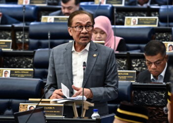 Anwar Ibrahim dalam sesi soal jawab Perdana Menteri di Dewan Rakyat, semalam. - Gambar JABATAN PENERANGAN