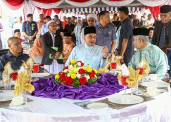 PERDANA Menteri Datuk Seri Anwar Ibrahim ketika hadir ke Kenduri Rakyat dan Ziarah Mahabbah Ke Pusat Pengajian At-Taiyibin Tanah Hitam. Turut sama, Menteri Besar Perak Datuk Seri Saarani Mohamad. FOTO/MUHAMAD NAZREEN SYAH MUSTHAFA