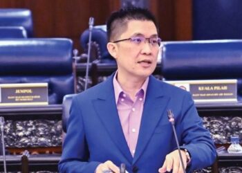 WONG Kah Woh  ketika menjawab soalan Senator Abun Sui Anyit di Dewan Negara, semalam.