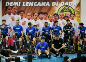 Pengendali skuad Harimau Malaya, Pau Marti Vicente bersama pemain pada sesi latihan di Wisma FAM, semalam. Mereka akan memikul cabaran ke Piala ASEAN 2024 yang akan membuka tirai esok. Malaysia dijadual menentang Kemboja pada perlawanan pertama di Pnom Penh. - UTUSAN/MUHAMAD IQBAL ROSLI