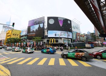 KEMUNCULAN 30 buah kenderaan Grab sempena kerjasama McDonald’s Malaysia bersama penyedia khidmat e-hailing itu pada pelancaran semula Burger Prosperity.