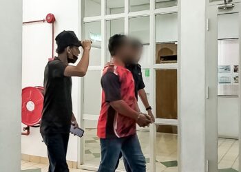 LELAKI yang didakwa (tengah) di Mahkamah Sesyen Taiping hari ini atas tiga pertuduhan termasuk merogol dan amang seksual terhadap anak tiri perempuan berusia 15 tahun Februari lalu. - UTUSAN/MUHAMAD NAZREEN SYAH MUSTHAFA