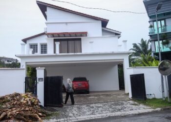 PIHAK Mara bertindak menyerbu rumah mewah seorang pelakon popular, dipercayai milik Rozita Che Wan di Kota Damansara selepas didakwa gagal melunaskan pinjaman bernilai hampir RM1 juta ringgit.