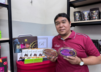 MOHD. Hanafiah Mohd. Yunos menunjukkan sebahagian produk coklat keluaran Ryverra.