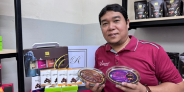 MOHD. Hanafiah Mohd. Yunos menunjukkan sebahagian produk coklat keluaran Ryverra.