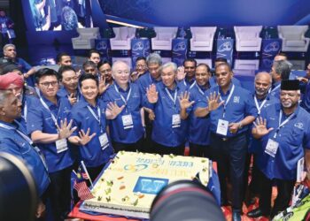 KEPIMPINAN Barisan Nasional harus  membuang persepsi  kononya MIC merupakan sebuah parti yang lemah dan kurang mampu meraih sokongan orang India pasca Pilihan Raya Umum Ke-12 (PRU12). – UTUSAN/SYAKIR RADIN