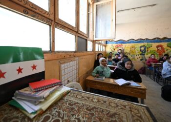 MURID sekolah Syria memulakan sesi pembelajaran di sebuah sekolah di kejiranan Dweilaa, Damsyik pada Ahad lepas.- AFP