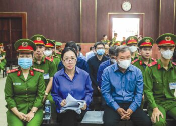 GAMBAR diambil pada 25 November lepas menunjukkan Truong My Lan (dua dari kiri) menghadiri prosiding mahkamah di Bandar Ho Chi Minh. – AFP