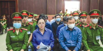 GAMBAR diambil pada 25 November lepas menunjukkan Truong My Lan (dua dari kiri) menghadiri prosiding mahkamah di Bandar Ho Chi Minh. – AFP