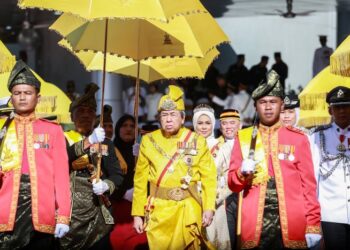 SULTAN Selangor, Sultan Sharafuddin Idris Shah dan Tengku Permaisuri Selangor, Tengku Permaisuri Norashikin berangkat sempena Istiadat Pembukaan Mesyuarat Pertama Persidangan Penggal Kedua Dewan Undangan Negeri (DUN) Selangor Yang Kelima Belas Tahun 2024 di Bangunan Dewan Negeri Selangor,. – UTUSAN /AFIQ RAZALI