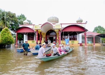 PENDUDUK hadir ke Masjid As Solihin Mukim Bendang Pak Yong, Tumpat, untuk solat Jumaat namun tidak dapat diadakan dan digantikan dengan solat Zohor, semalam.- UTUSAN/KAMARUL BISMI KAMARUZAMA