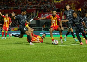 PEMAIN-Pemain Sri Pahang mengepung pemain Selangor FC, Alvin Fortes (tengah) pada perlawanan kedua pusingan 16 Piala Malaysia 2024 di Stadium Majlis Bandaraya Petaling Jaya (MBPJ), malam ini.-UTUSAN/FARIZ RUSADIO