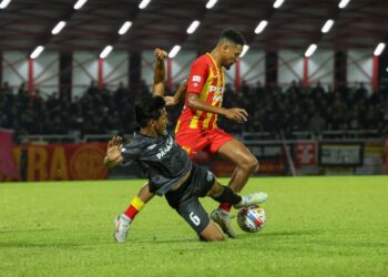 Pemain Sri Pahang, Muhammad Syazwan Andik Mohd. Ishak (kiri) cuba merampas bola daripada pemain Selangor FC, Alvin Fortes dalam aksi Piala Malaysia di Stadium Majlis Bandaraya Petaling Jaya (MBPJ), kelmarin. - UTUSAN/FARIZ RUSADIO